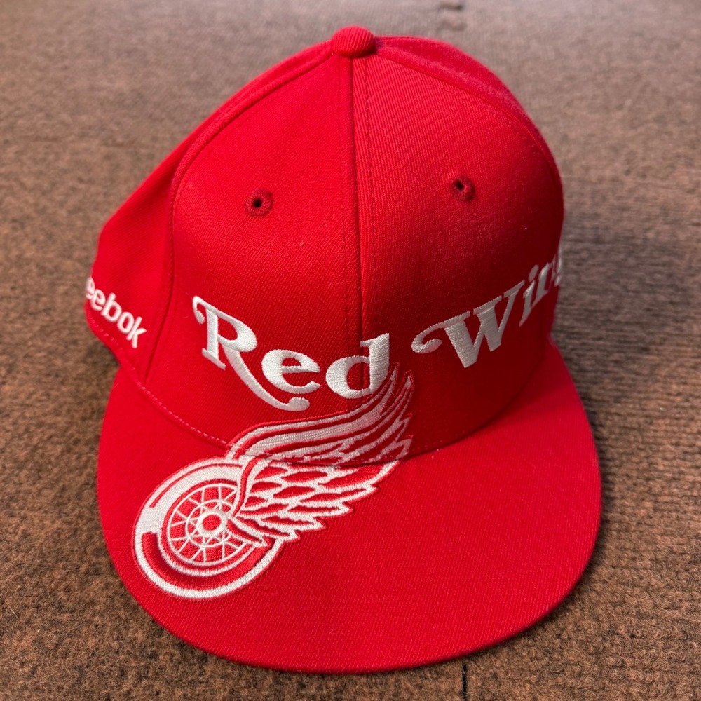 Reebok Detroit Red Wings NHL Face Off 210 Fitted‎ Hat Red Flat Brim 6 7/8-7 1/4
